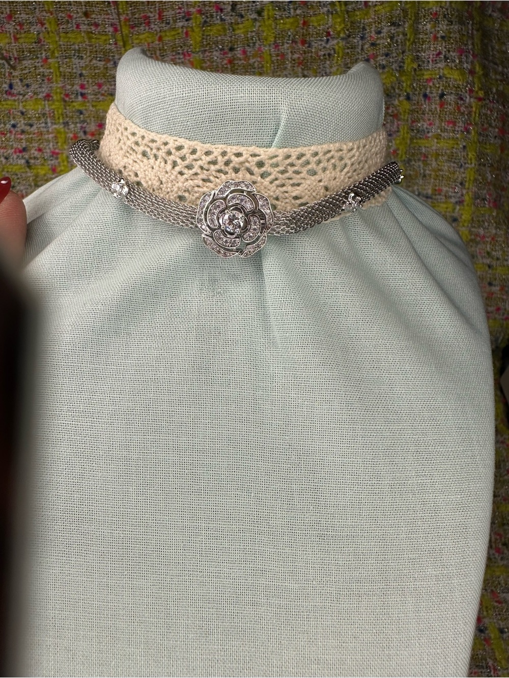 A great Silver Floral Crystal Choker Necklace - Elegant Women's Jewelry